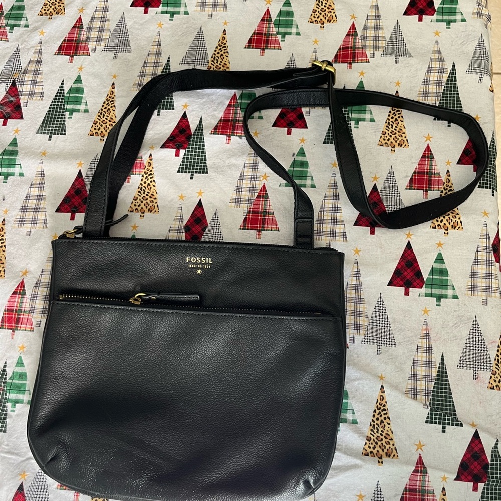 Fossil Black Crossbody Bag with Leather Finish and Zipper Closure